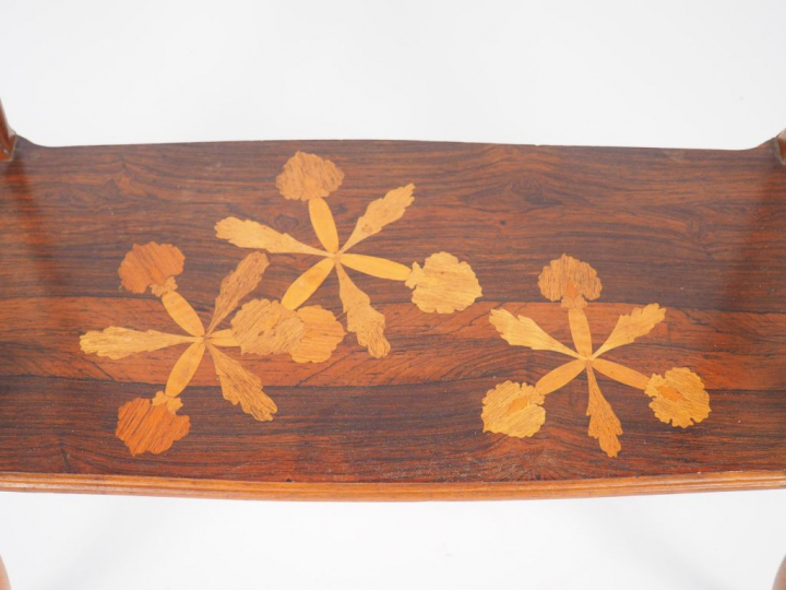 GALLE. Desserte à deux plateaux en marqueterie à décor de roseaux et d