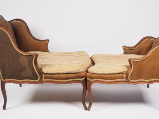 Vente aux enchères Duchesse brisée Louis XV en noyer mouluré et sculpté à décor de fleure