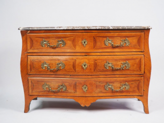 Vente aux enchères Commode Louis XV en marqueterie à décor de motifs géométriques, ouvran