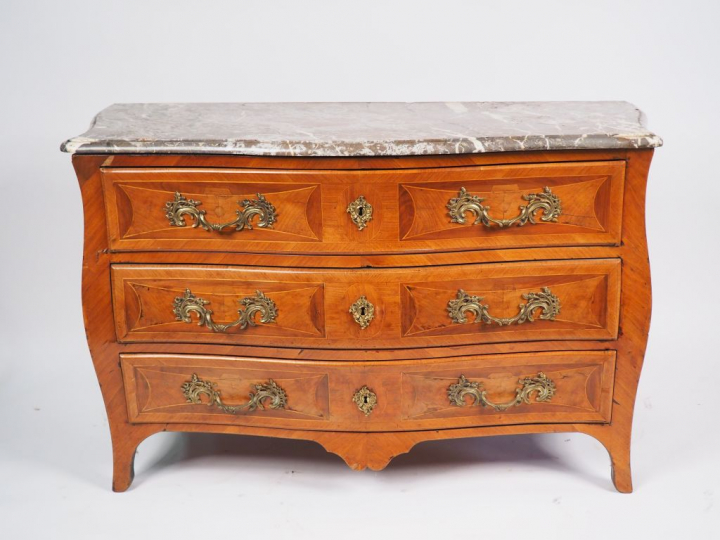 Commode Louis XV en marqueterie à décor de motifs géométriques, ouvran