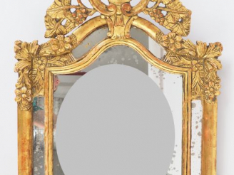 Vente aux enchères Glace à parecloses Louis XV en bois et stuc doré, à décor de rinceaux 