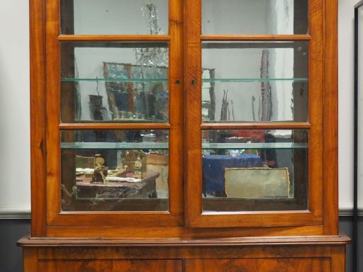 Vitrine Restauration en noyer et placage de noyer, ouvrant à deux port