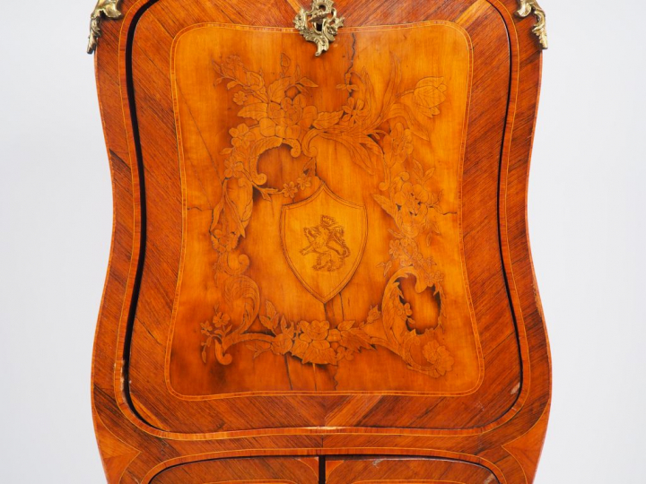 Secrétaire à abattant de style Louis XV en marqueterie à décor de fleu