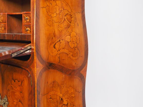 Secrétaire à abattant de style Louis XV en marqueterie à décor de fleu