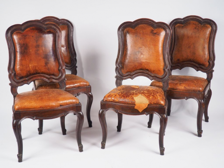 Suite de quatre chaises Louis XV en bois mouluré et sculpté, garniture