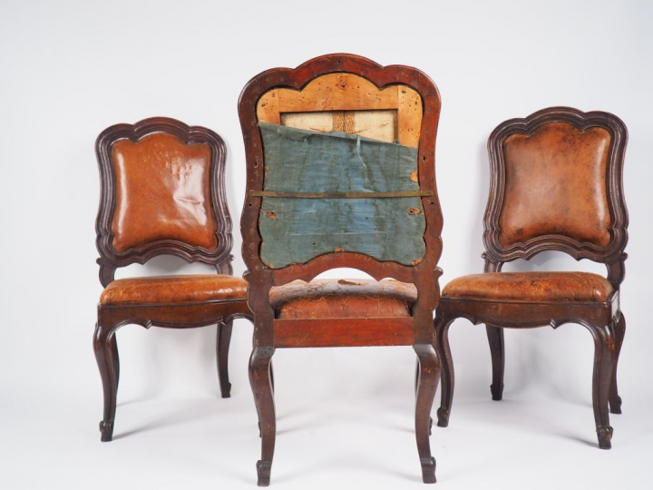 Suite de quatre chaises Louis XV en bois mouluré et sculpté, garniture