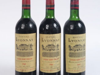 Vente aux enchères 3 BOUTEILLES CHÂTEAU LYONNAT LUSSAC ST EMILION - 1964 - 2 BG/1 HEP