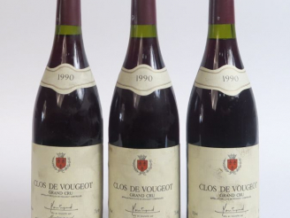 Vente aux enchères 3 BOUTEILLES CLOS VOUGEOT GC MONTREYNAUD - 1990 - 1 à 1 CM/1 à 1,5 CM/