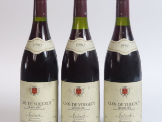 Vente aux enchères 3 BOUTEILLES CLOS VOUGEOT GC MONTREYNAUD - 1990 - 1 à 1 CM/2 à 2,5 CM