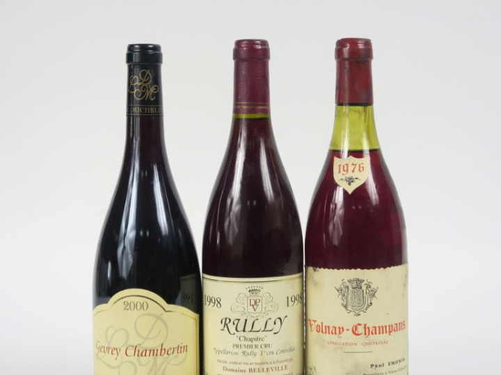 3 BOUTEILLES : 1 VOLNAY CHAMPANS P. EMONIN 1976 3,5 CM - 1 GEVREY CHAM