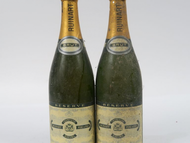 2 BOUTEILLES CHAMPAGNE RUINART PÈRE   FILS - 1 COIFFE LÉGER ABIMÉE/BLS