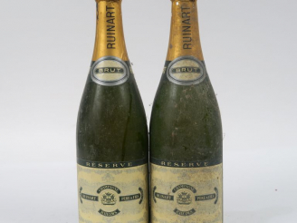 Vente aux enchères 2 BOUTEILLES CHAMPAGNE RUINART PÈRE   FILS - 1 COIFFE LÉGER ABIMÉE/BLS