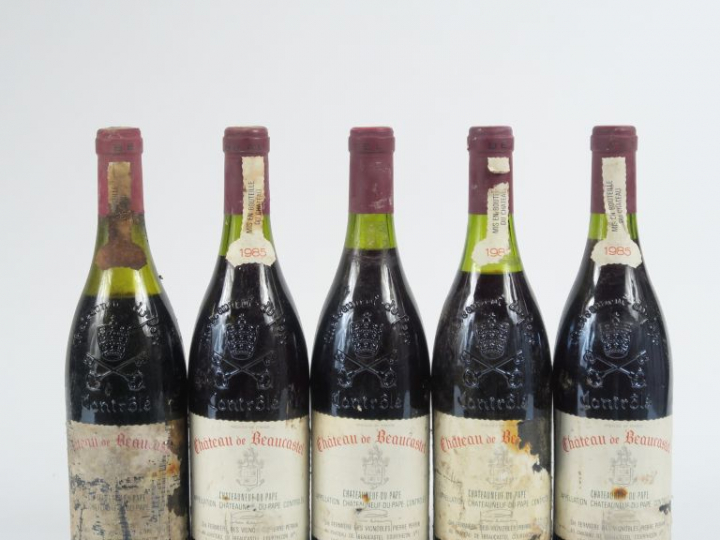 5 BOUTEILLES CHÂTEAU DE BEAUCASTEL CHÂTEAUNEUF DU PAPE - 1985 - 1 à 2 