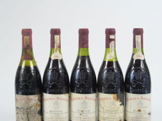 Vente aux enchères 5 BOUTEILLES CHÂTEAU DE BEAUCASTEL CHÂTEAUNEUF DU PAPE - 1985 - 1 à 2 