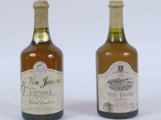 Vente aux enchères 2 BOUTEILLES VIN JAUNE : 1 L'ETOILE MICHEL GENELETTI 1987 - 1 DOMAINE 