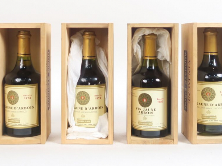 4 BOUTEILLES VIN JAUNE AUGUSTE PIROU : 3 DE 1978 - 1 DE 1982 - COFFRET