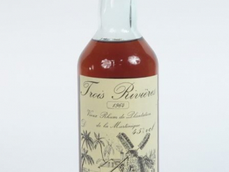 Vente aux enchères 1 BOUTEILLE RHUM TROIS RIVIERES 44° - 1964 - COFFRET