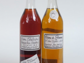 Vente aux enchères 2 BOUTEILLES : 1 CREME DE POMME - 1 CREME DE CHATAIGNE