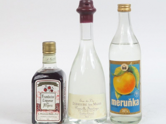 Vente aux enchères 3 FLACONS : 1 LIQUEUR DE FRAMBOISE 35 CL - 1 EAU DE VIE PRUNELLE SAUVA
