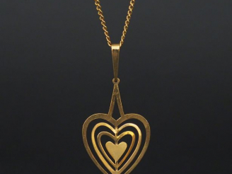 Vente aux enchères Chaine en or et pendentif en or en forme de cœurs concentriques. Poids