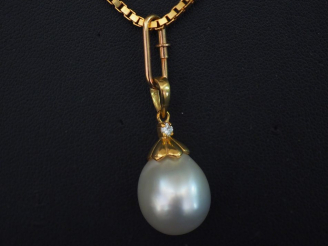 Vente aux enchères Collier en or, maille carrée ajourée. Poids : 19,10 g et pendentif per