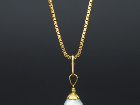 Collier en or, maille carrée ajourée. Poids : 19,10 g et pendentif per