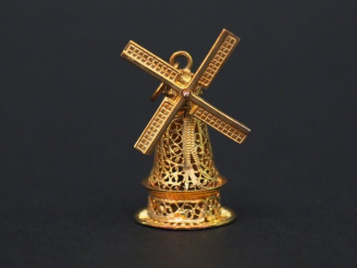 Vente aux enchères Pendentif en or 14 cts filigranné en forme de moulin. Poids : 5 g