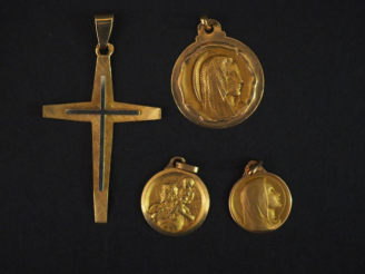 Vente aux enchères Croix et médailles en or. Poids : 7,88 g