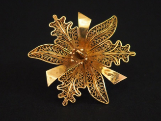 Vente aux enchères Broche en or en forme de fleur. Poids : 16,60 g