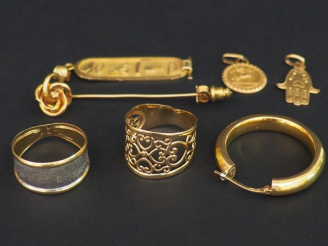 Vente aux enchères Lot d'or : bagues, créoles, pendentif style égyptien  Poids tel : 12 g