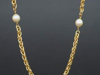 Vente aux enchères Collier en or et cinq perles. Poids tel : 12,40 g