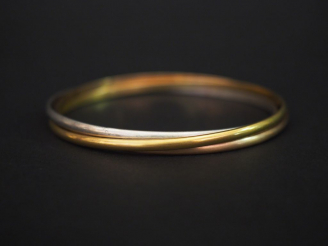Vente aux enchères 3 bracelets jonc en or. Poids : 41 g