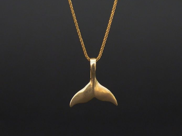 Collier en or, maille tressée pendentif en forme de queue de squale. P
