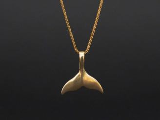 Vente aux enchères Collier en or, maille tressée pendentif en forme de queue de squale. P