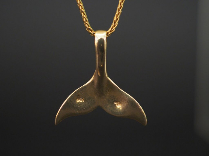 Collier en or, maille tressée pendentif en forme de queue de squale. P