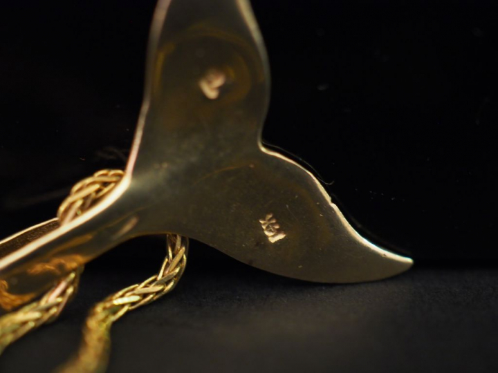 Collier en or, maille tressée pendentif en forme de queue de squale. P