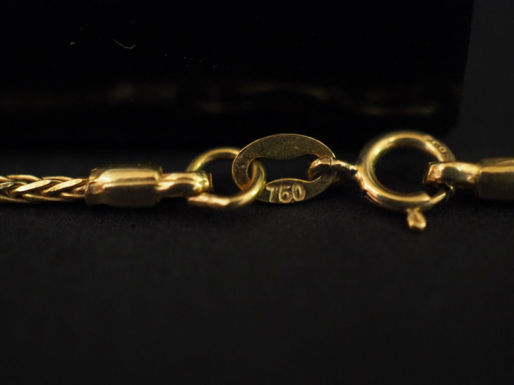 Collier en or, maille tressée pendentif en forme de queue de squale. P