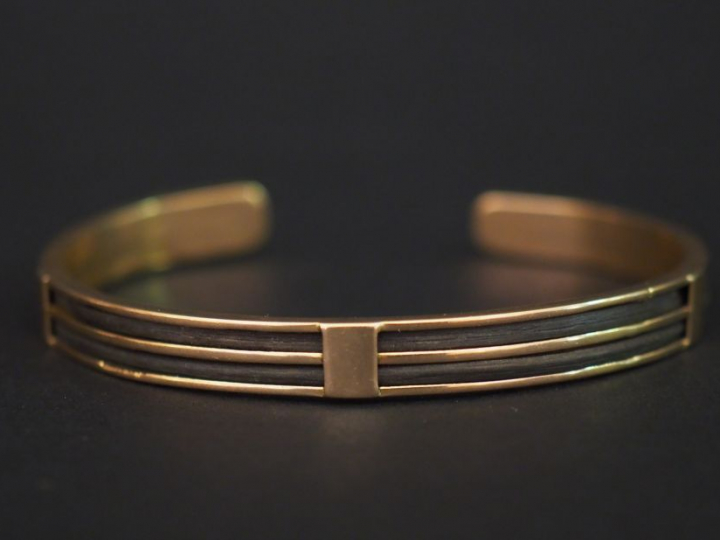 Bracelet jonc en or et poils d'éléphant. Poids tel : 18,70 g