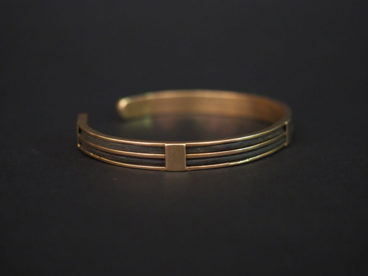 Bracelet jonc en or et poils d'éléphant. Poids tel : 18,70 g