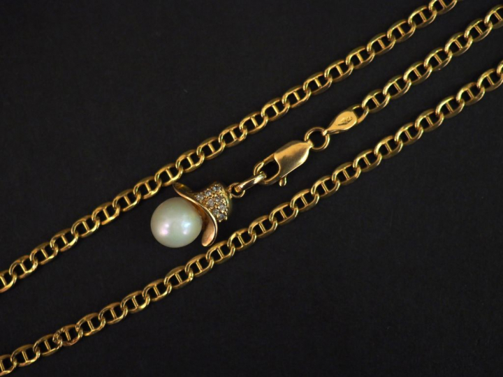 Collier en or et pendentif perle. Poids du collier : 5,07 g