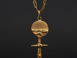 Vente aux enchères Collier en or, maillon rectangulaire et pendentif africain en forme de