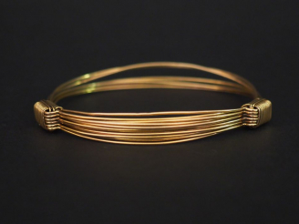 Vente aux enchères Bracelet en or six fils. Poids : 21 g