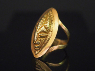 Vente aux enchères Bague marquise en or, à décor de masque africain. Poids : 8,40 g