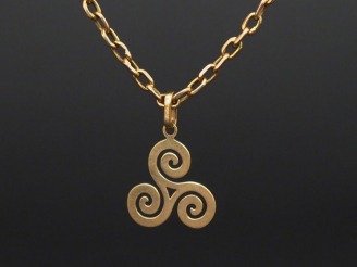 Vente aux enchères Collier en or et pendentif à trois consoles. Poids : 7 g