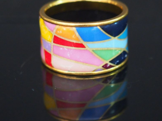 Vente aux enchères FREYWILLE. Bague en céramique multicolore. Poids tel : 5,50 g