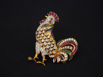 Vente aux enchères Broche "coq chantant" en or et pierres de couleur, diamants, rubis, ém