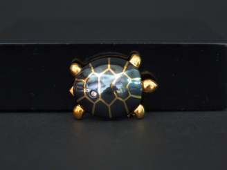 Vente aux enchères Broche "tortue" en or, émail et diamants. Marquée Carol. Signée, numér