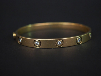Vente aux enchères Bracelet en or et cinq brillants. Poids tel : 31,70 g