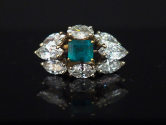 Vente aux enchères Pendentif émeraude entouré de 8 diamants taille poire.