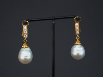 Vente aux enchères Paire de perce oreilles, perle baroque, or et trois diamants. Poids te